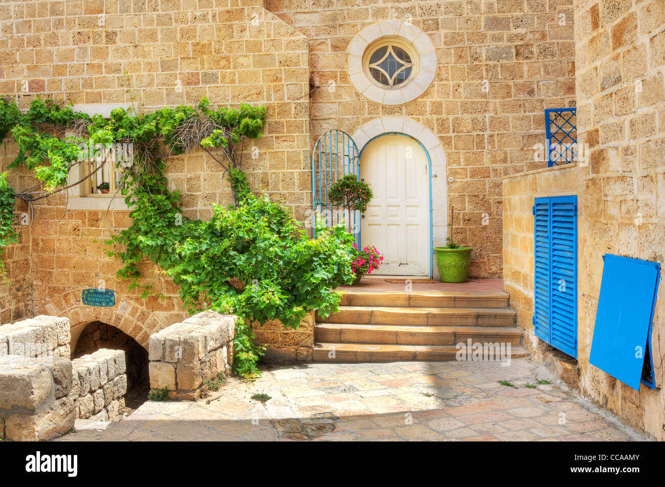 Kleiner Hof und stoned Haus mit weißen Tür in Altstadt von Jaffa (Yafo), Israel. Stockfoto