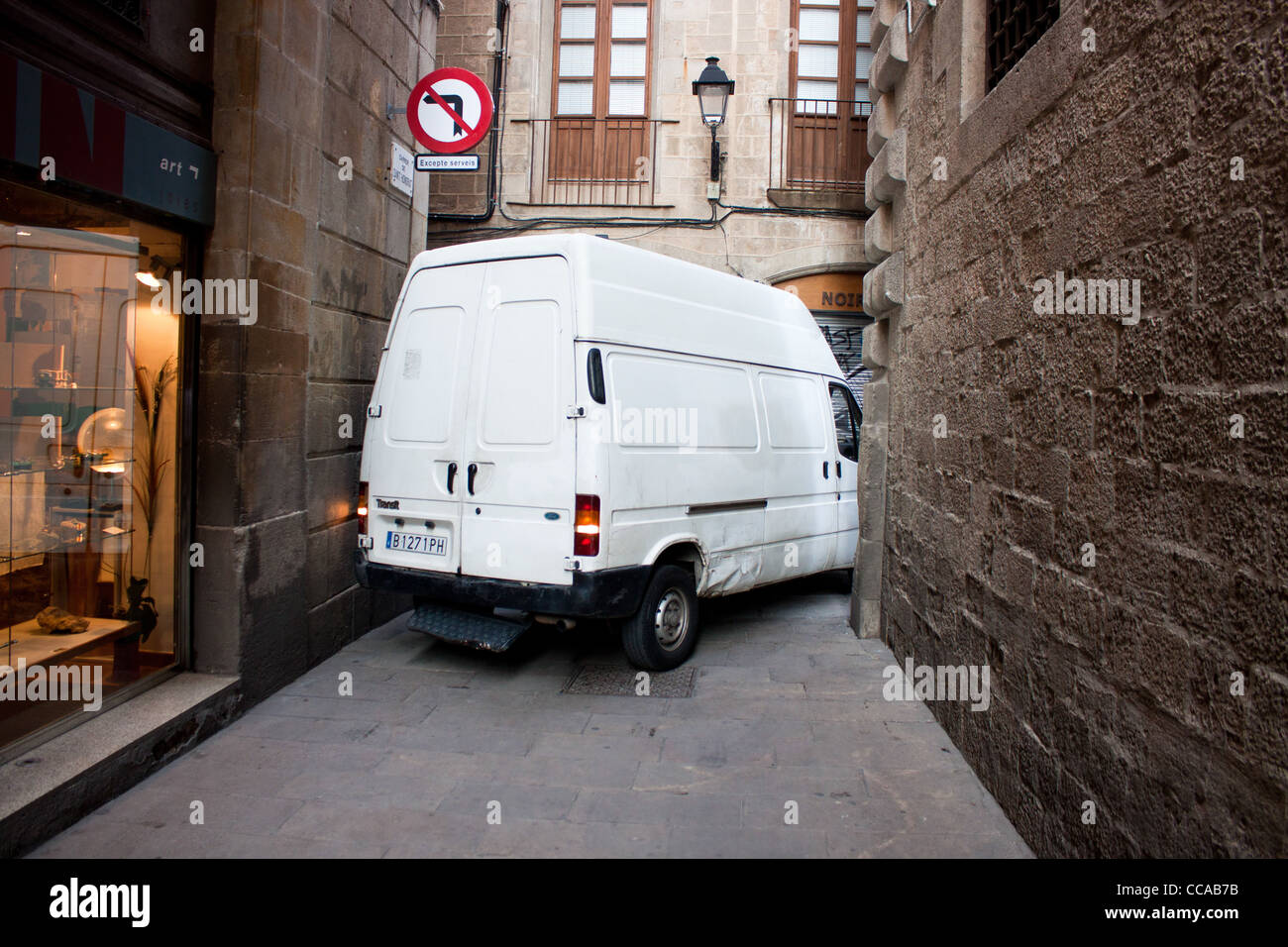 Weißen Kastenwagen stecken in engen Straße in Barcelona Stockfoto