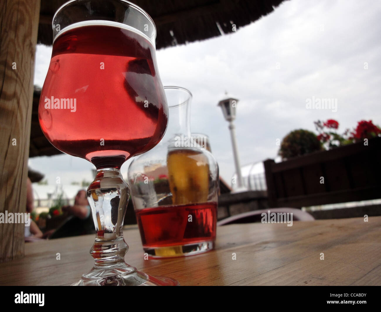 Ein Glas Wein am Pool Stockfoto