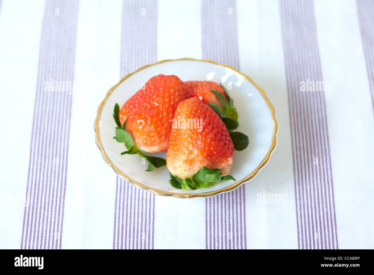 Erdbeeren auf Blau Tischdecke Stockfoto