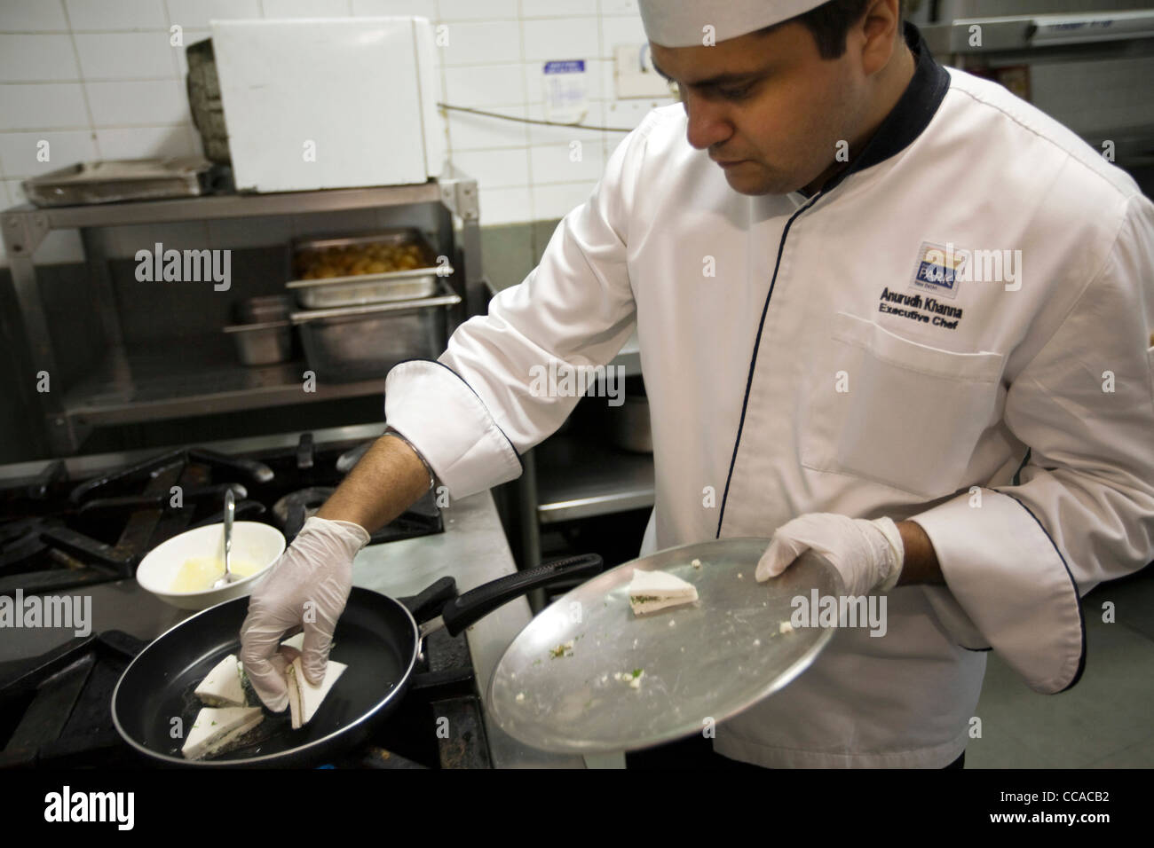 Küchenchef im Parkhotel, Anurudh Khanna bereitet ein Gericht von Shahi Paneer in den Küchen, Neu-Delhi, Indien. Stockfoto