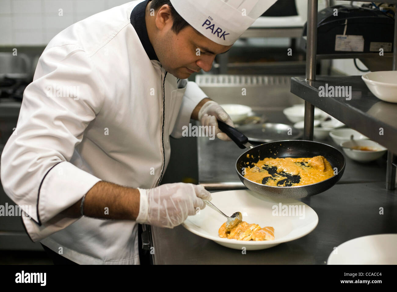 Küchenchef im Parkhotel, Anurudh Khanna bereitet ein Gericht von Shahi Paneer in den Küchen, Neu-Delhi, Indien. Stockfoto