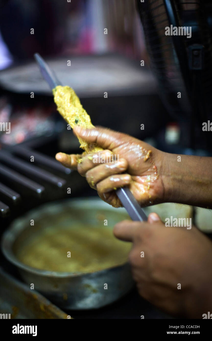 Mohammed Jalil machen Kebabs Karims Restaurant, Delhi, Indien Stockfoto