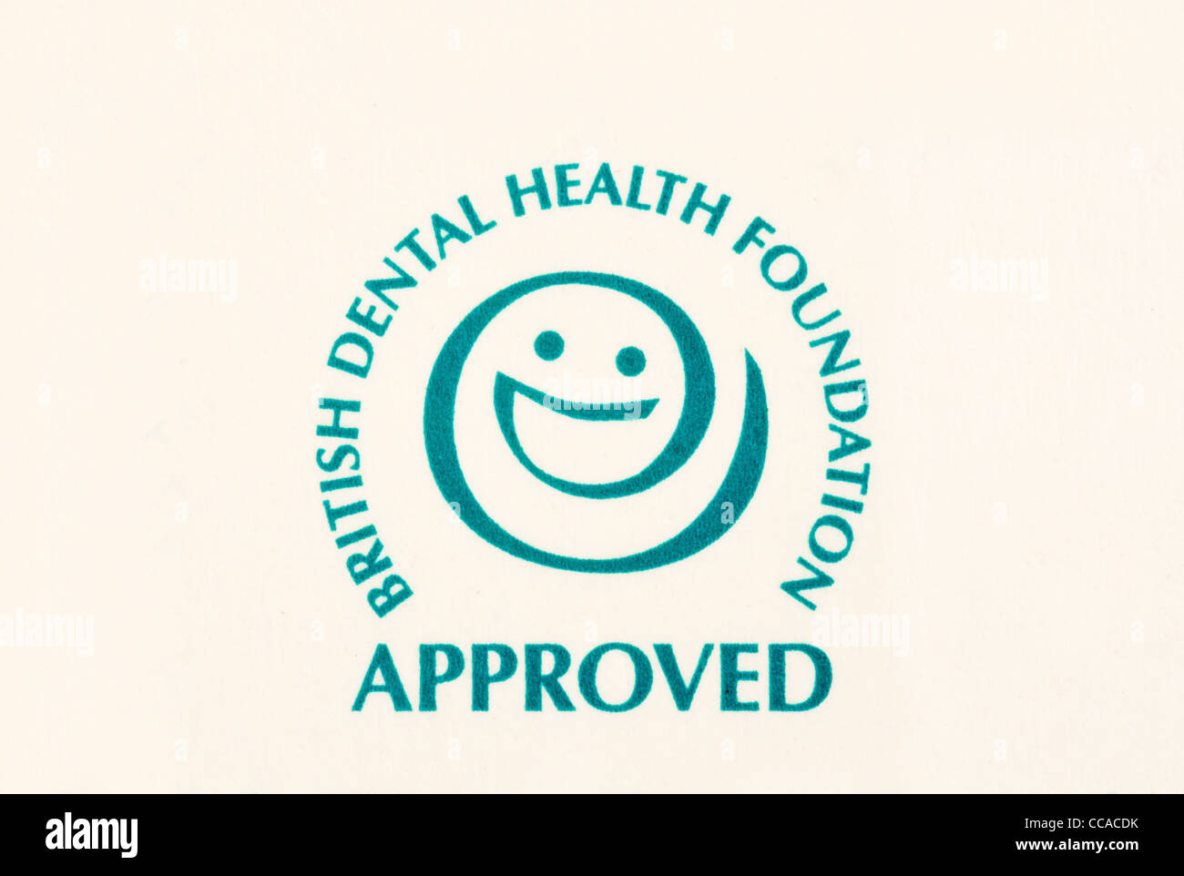 British Dental Health Foundation Logo auf eine Packung von Zahnbürsten. Stockfoto