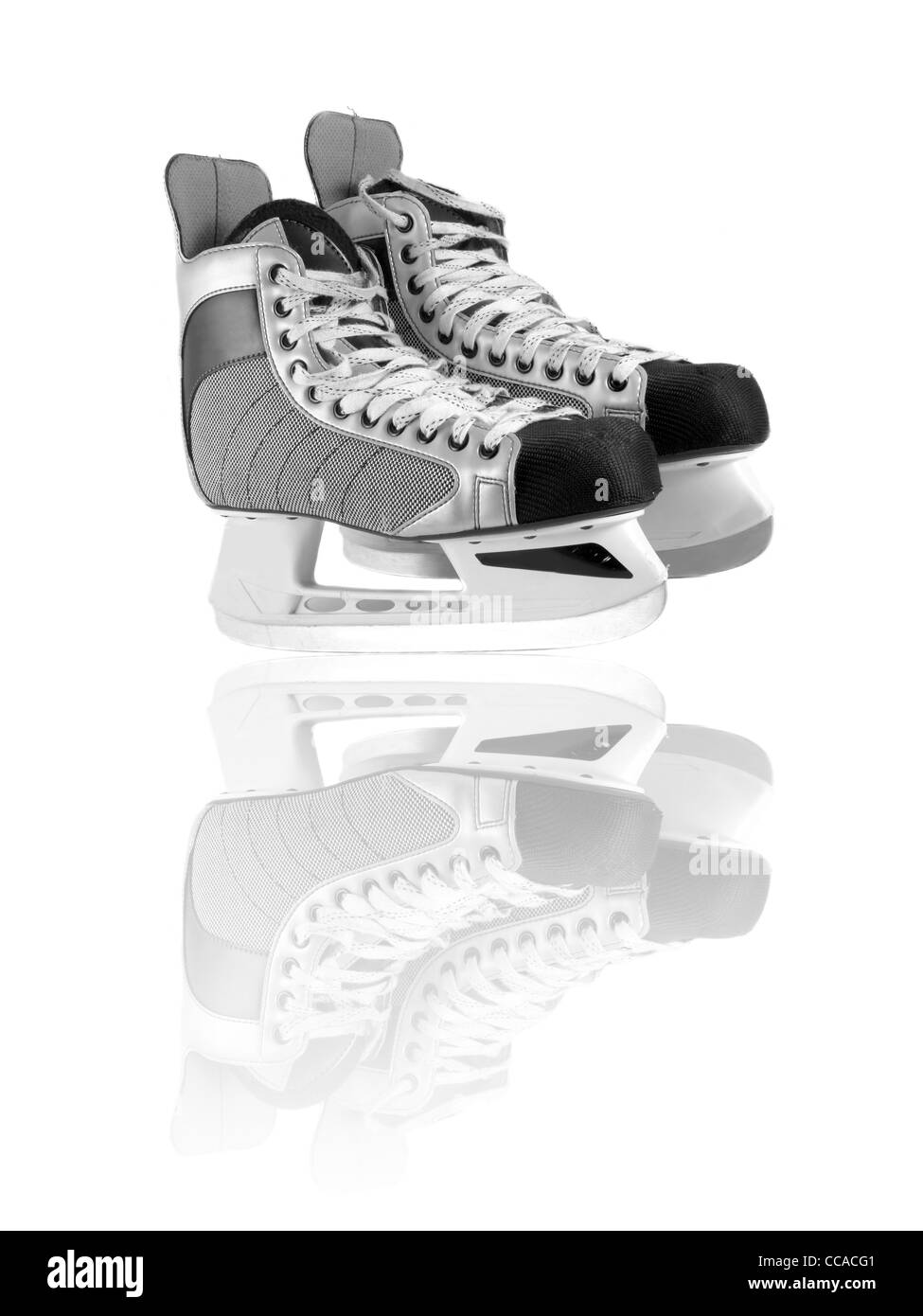 paar Herren Winter Eishockey Schlittschuhen auf dem Eis mit Reflexion Stockfoto