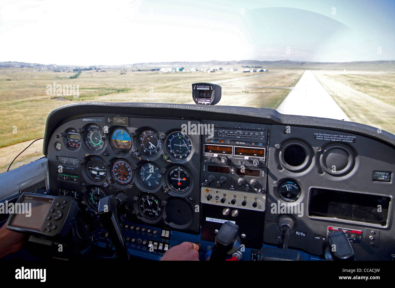 Landebahn Landung Sicht aus dem Cockpit einer Cessna 172. Stockfoto