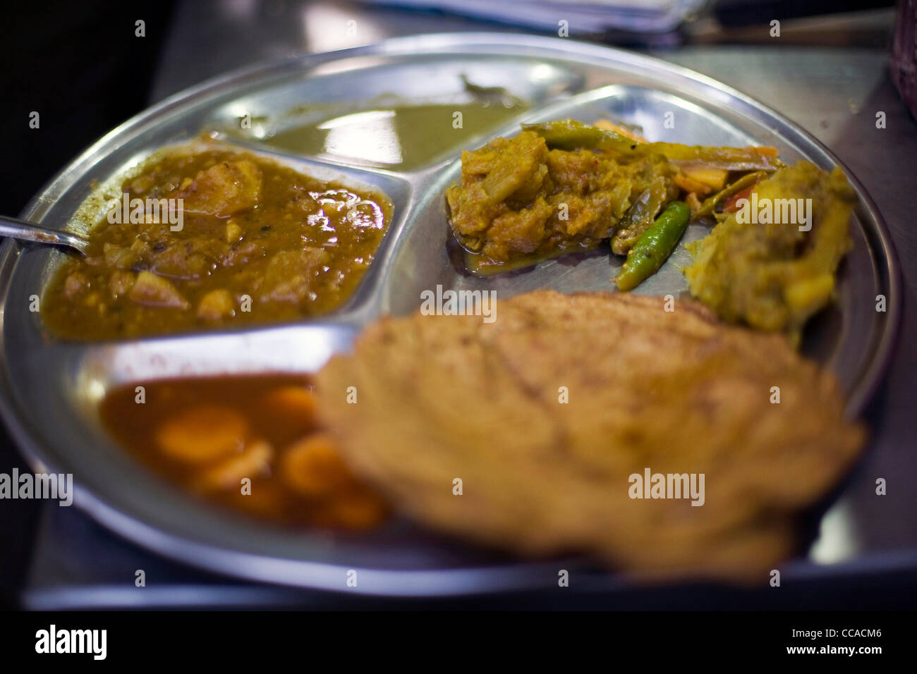 Ein Thali (eine Mahlzeit auf einem Teller) in der berühmten Paranthe Wali Restaurant in Alt-Delhi, Indien, Delhi, Indien. Stockfoto