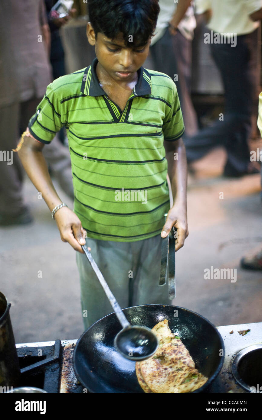 Ein junge Köche ein Paratha in einen Topf mit Öl in der bekannten Parawthe Wala Restaurant in Alt-Delhi, Indien Stockfoto