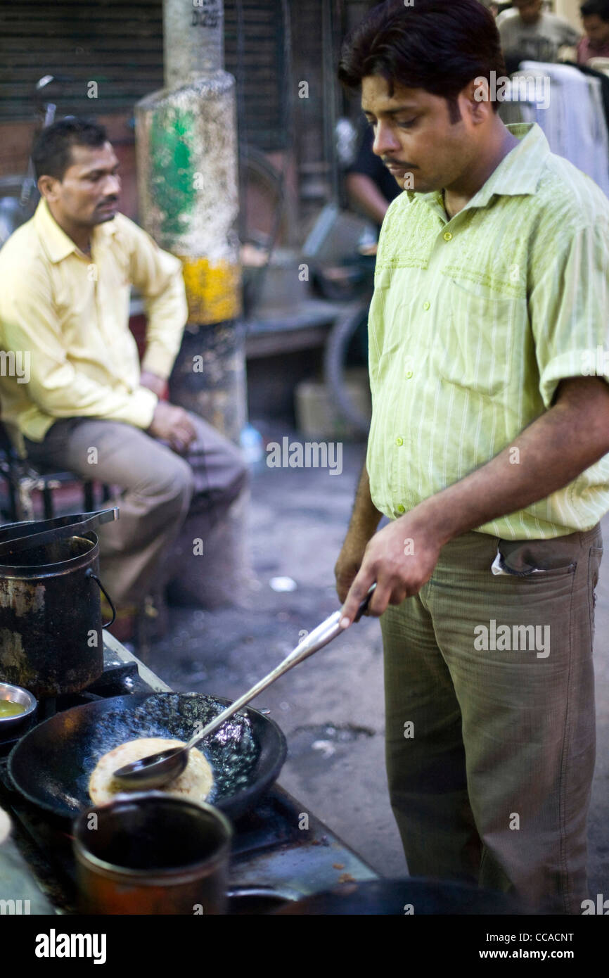 Abhishek Dikshit einer der Besitzer des berühmten Parawthe Wala Restaurant in Alt-Delhi, Indien kocht ein Paratha Stockfoto