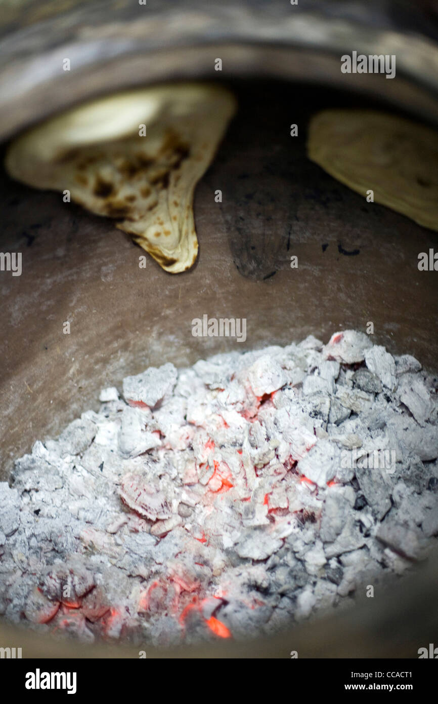 Naan-Brot im Tandoor-Ofen im Dorf Restaurant in Siri Fort, Neu-Delhi Stockfoto