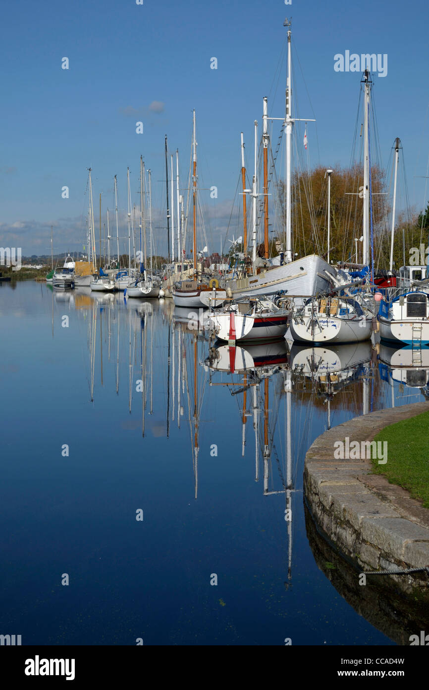 Boote vertäut am doppelten sperrt auf den Exeter Ship Canal. Stockfoto