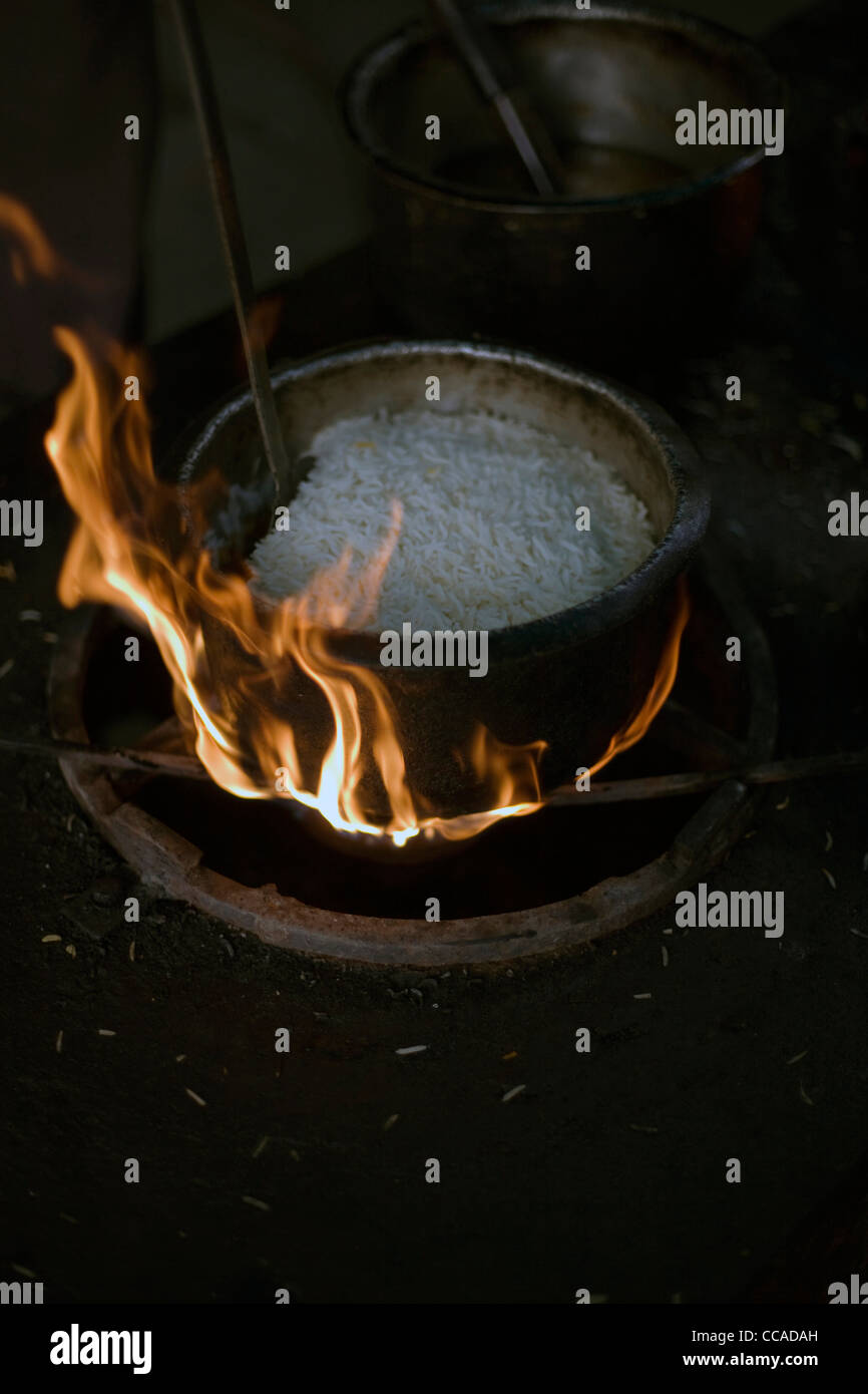 Biryani Reis kochen in einem Topf bei Babu Shahi Bawarchi, New Delhi, Indien Stockfoto