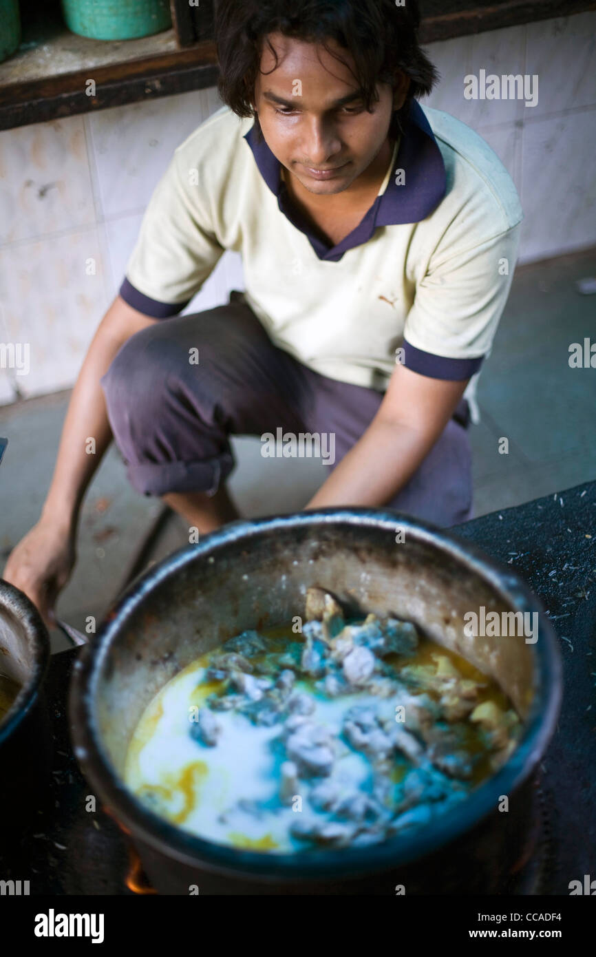 Ein Koch macht eine Curry im Babu Shahi Bawarchi, New Delhi, Indien Stockfoto