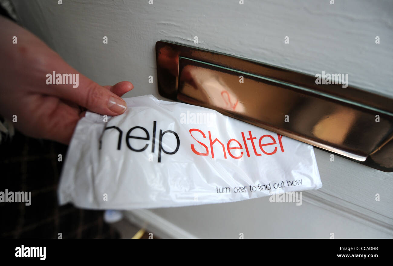 Helfen Sie Tierheim Nächstenliebe Fangsack wird durch einen Briefkasten der Heimat UK für Eigenheimbesitzer zu verschenken unerwünschte Kleidung veröffentlicht Stockfoto