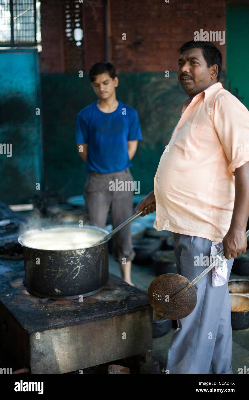 Chefkoch Mohammed Azad kocht Biryani im Babu Shahi Bawarchi, New Delhi, Indien Stockfoto