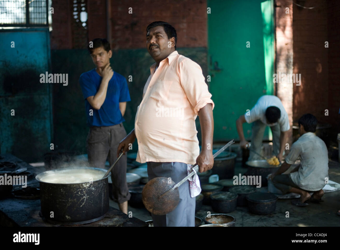 Chefkoch Mohammed Azad kocht Biryani im Babu Shahi Bawarchi, New Delhi, Indien Stockfoto