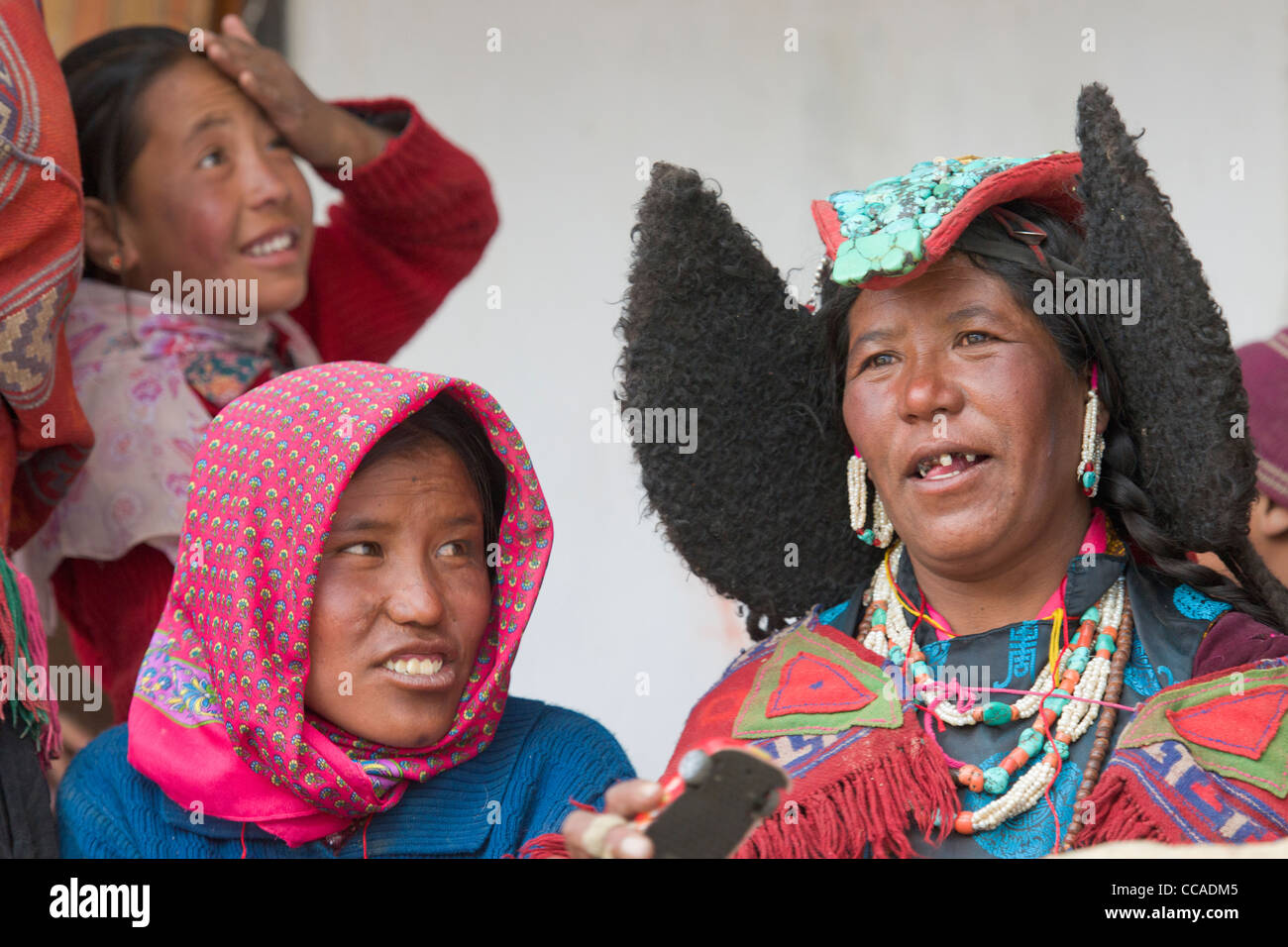 Changpa Nomaden Frau mit Türkis Kopfschmuck bei Korzok Gustor, Korzok Gompa, Tsomoriri Lake (Ladakh) Jammu & Kaschmir, Indien Stockfoto