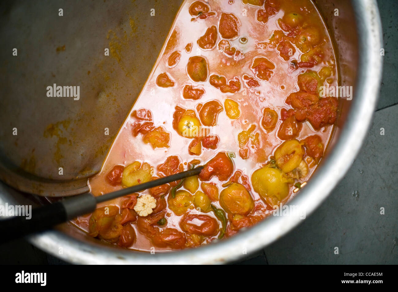 Einen Topf mit Tomatensauce simmering in den Küchen im Moti Mahal Restaurant in Alt-Delhi, Indien Stockfoto