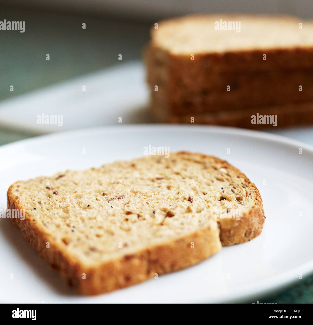 In Scheiben Schwarzbrot auf Platte Stockfoto