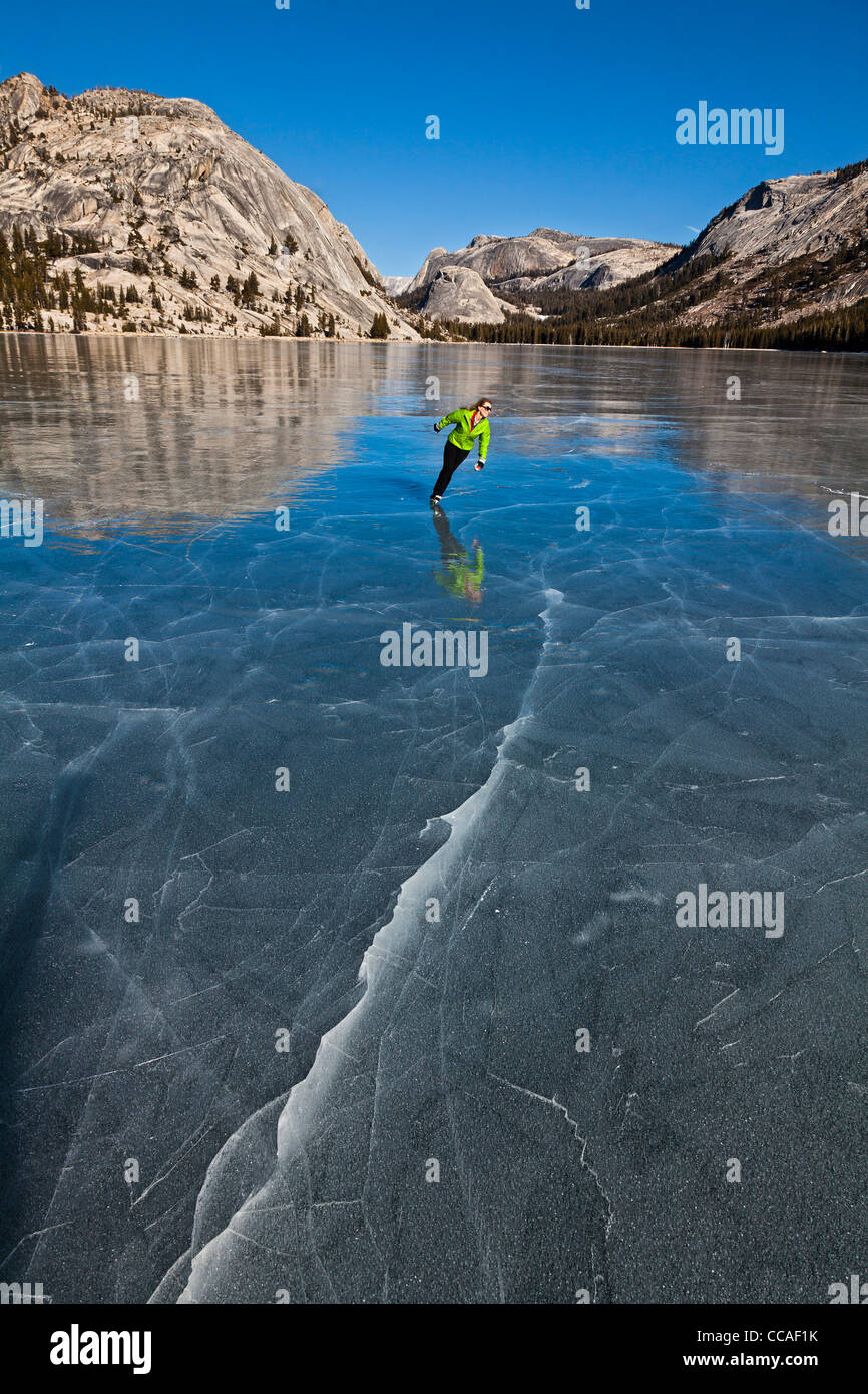 Eislaufen auf dem zugefrorenen Tenaya See im Yosemite National Park. Stockfoto