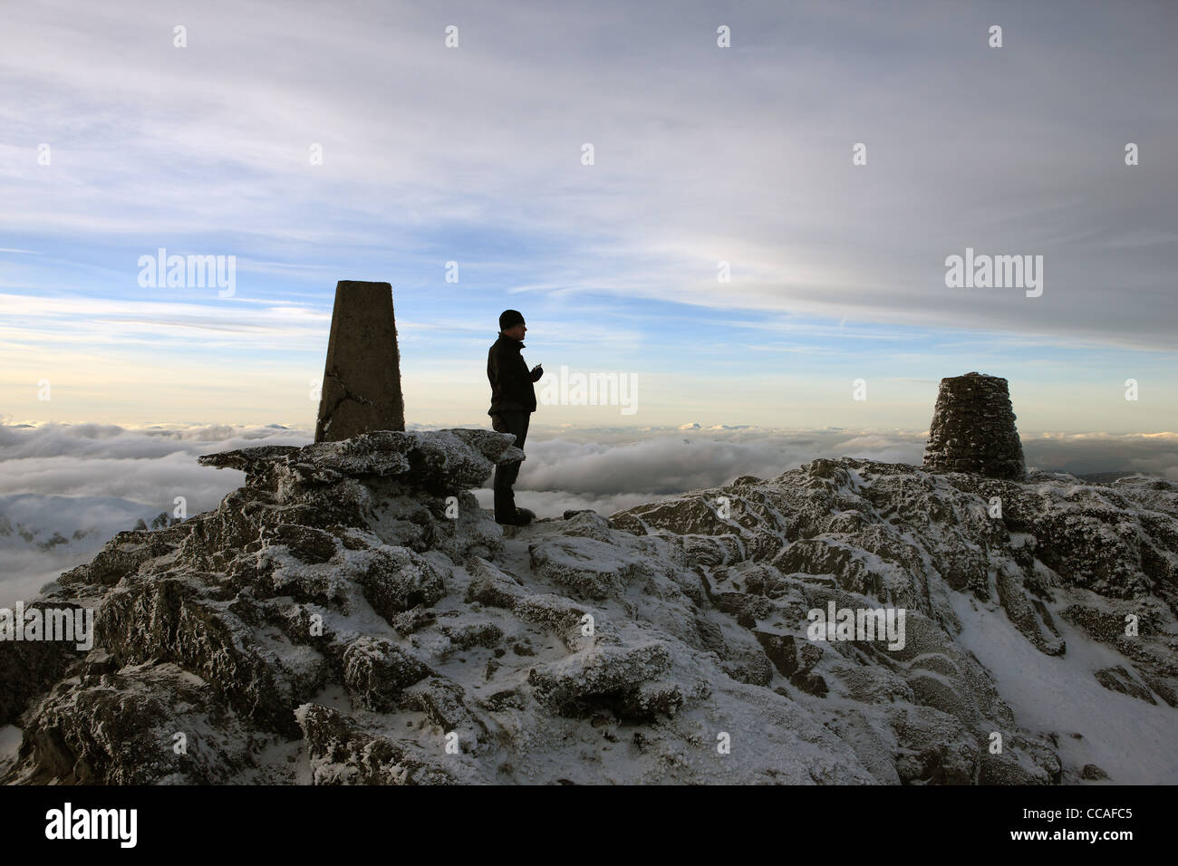 Mann steht auf dem Gipfel des Ben Lawers in Perthshire, Schottland Stockfoto