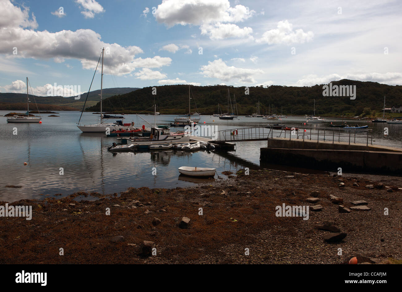 Boote in der Bucht bei Tayvallich am Loch Sween Stockfoto
