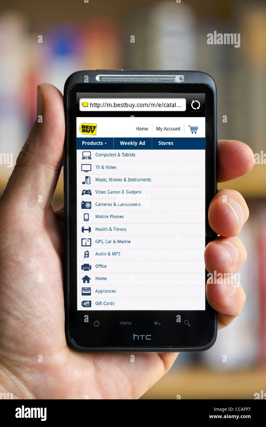 Online-Shopping bei Best Buy mit einem HTC-smartphone Stockfoto