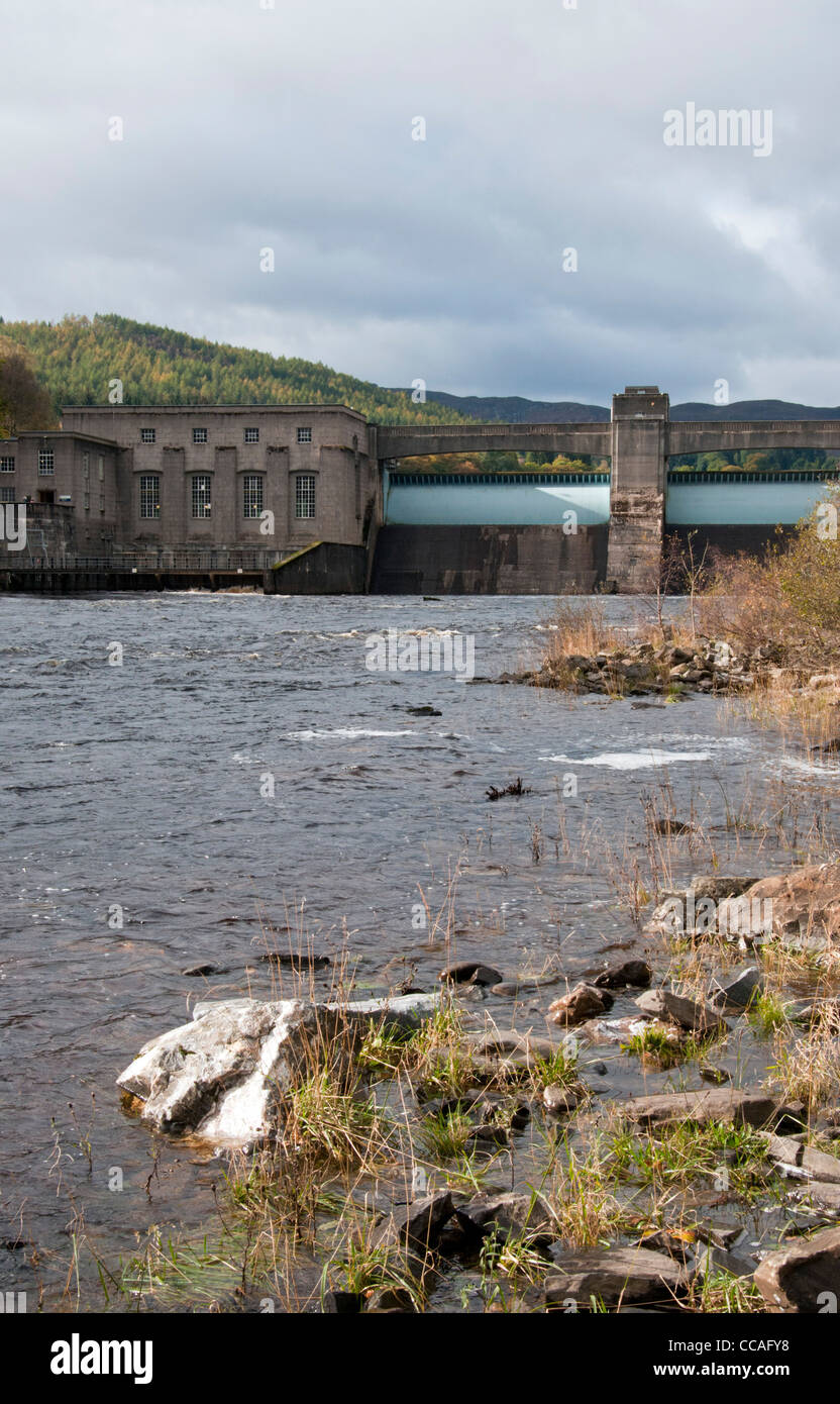 Pitlochry Wasserkraftwerk Damm berühmt für seine Fischtreppe. Stockfoto Pitlochry Wasserkraftwerk Damm berühmt für seine Fischtreppe. Stockfoto