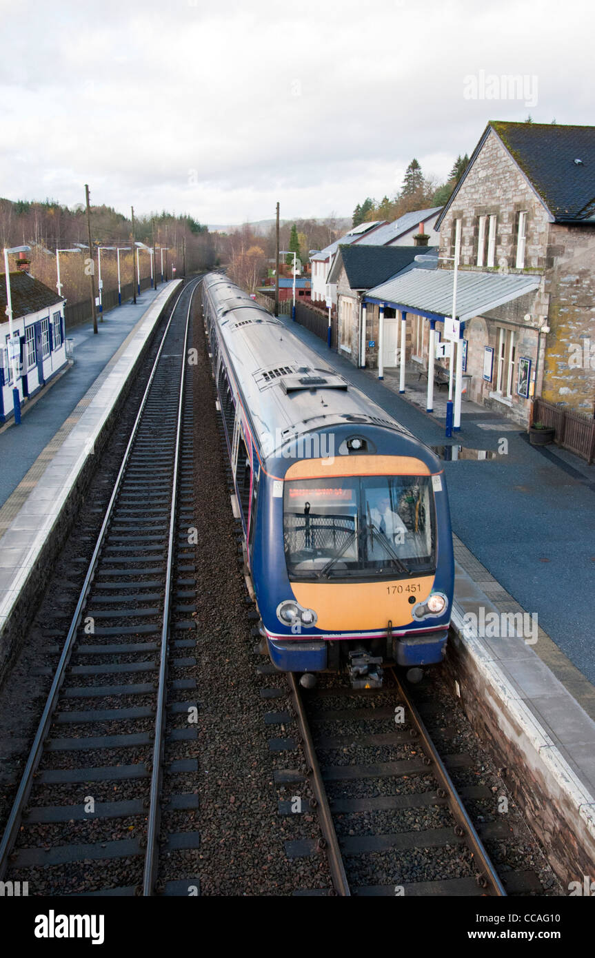 Erste ScotRail Zug 170451 (Klasse 170) Ankunft in Blair Atholl Station. Stockfoto