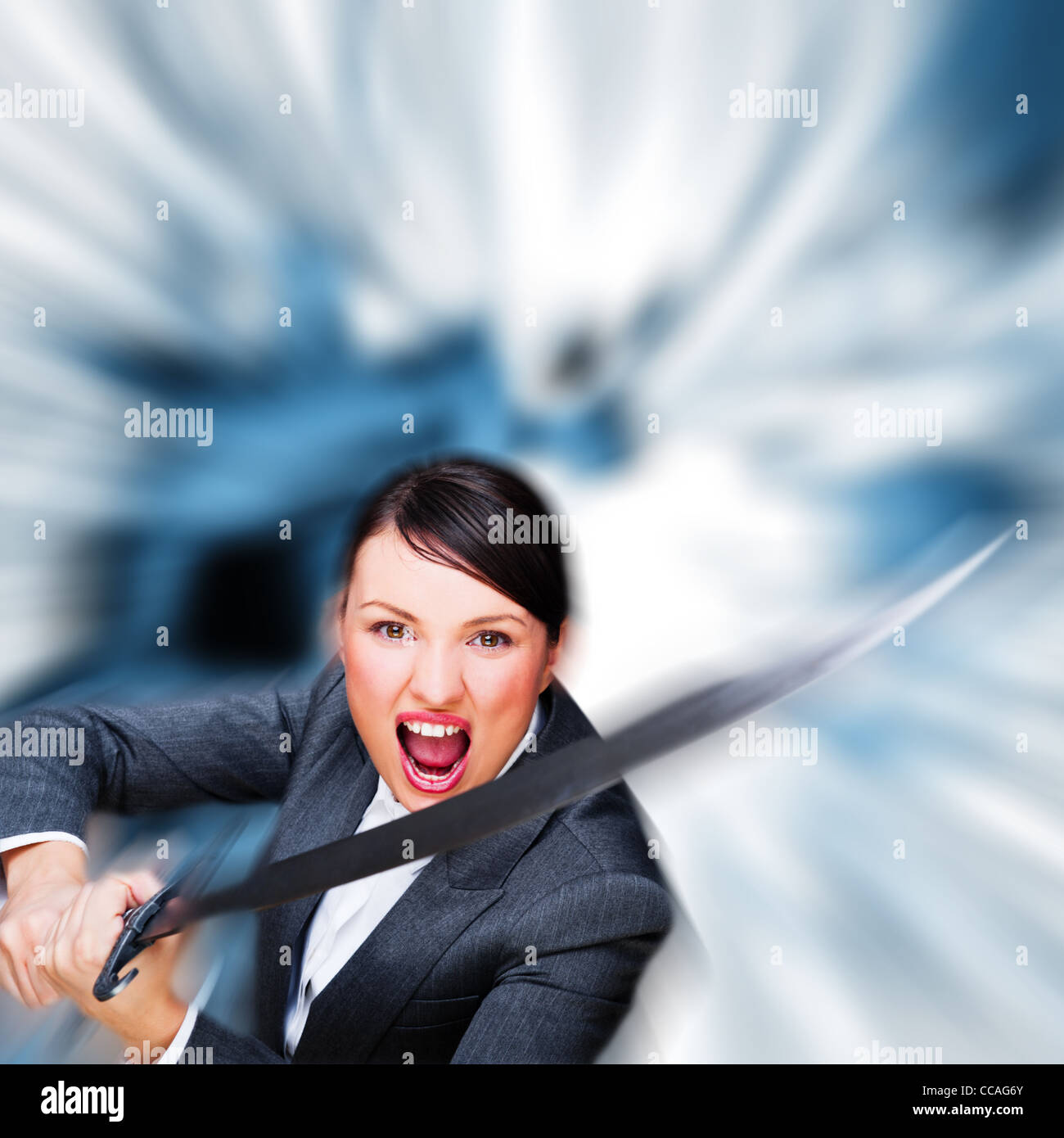 Business-Frau zeigt Entschlossenheit ein Schwert mit gedrückter Stockfoto