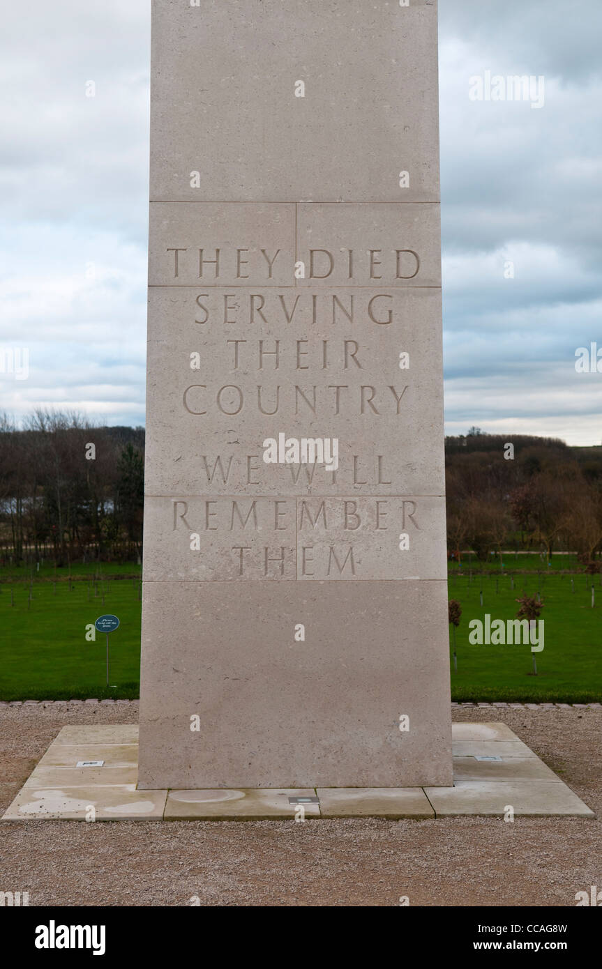 Inschrift am Denkmal Streitkräfte am National Memorial Arboretum Stockfoto