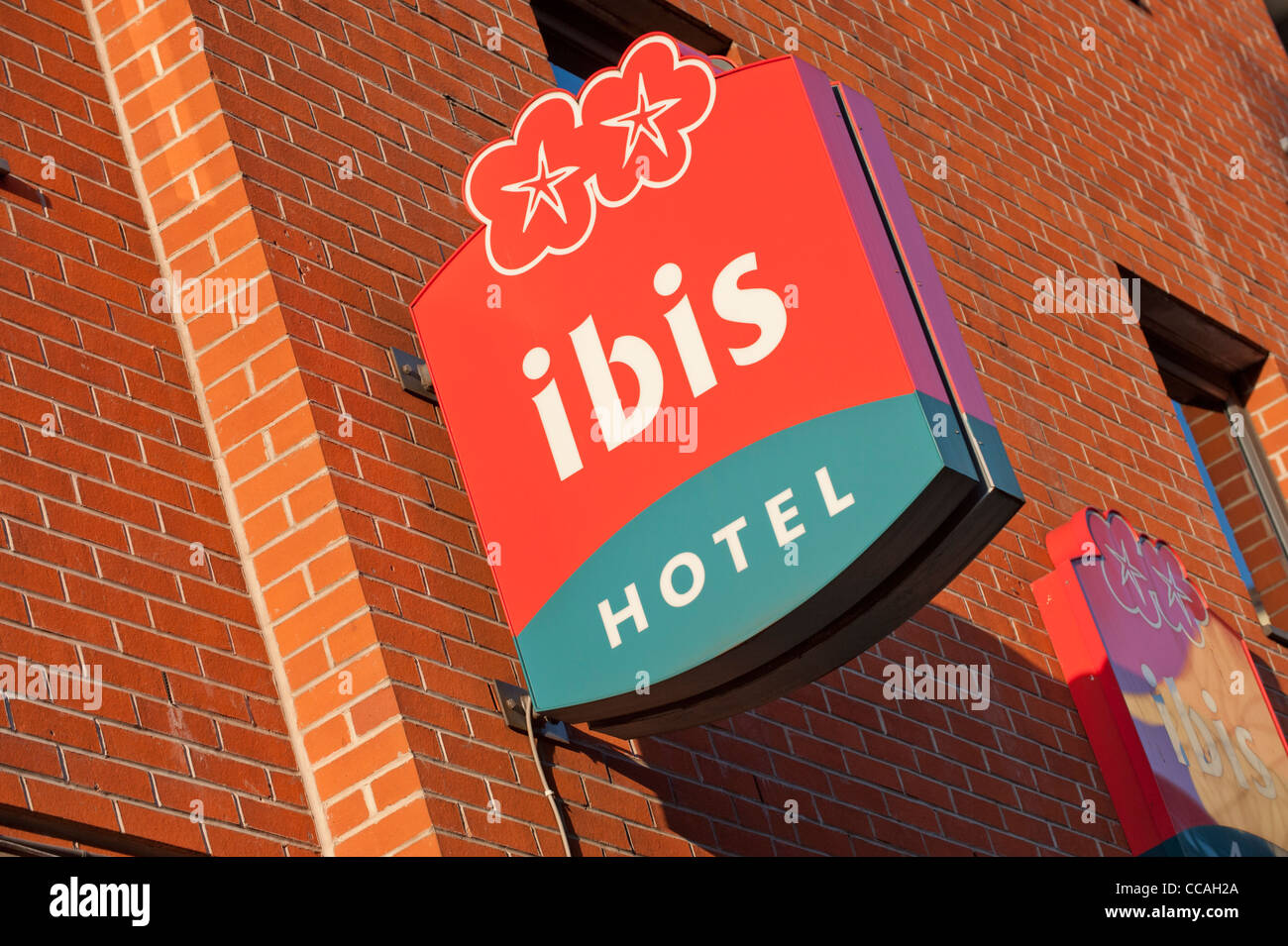 Das Logo der Hotelkette Ibis auf der Seite eines seiner Hotels auf Portland Street, Manchester gesehen. (Nur zur redaktionellen Verwendung). Stockfoto