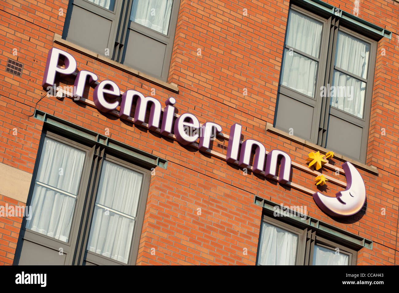 Das Logo der Hotelkette Premier Inn auf der Seite eines seiner Hotels auf Portland Street, Manchester gesehen. (Nur zur redaktionellen Verwendung). Stockfoto