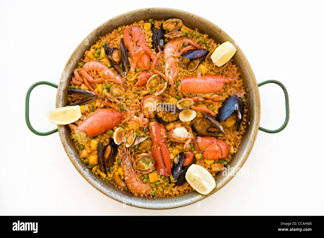 Isolierte spanische Paella serviert auf einem Teller Stockfoto