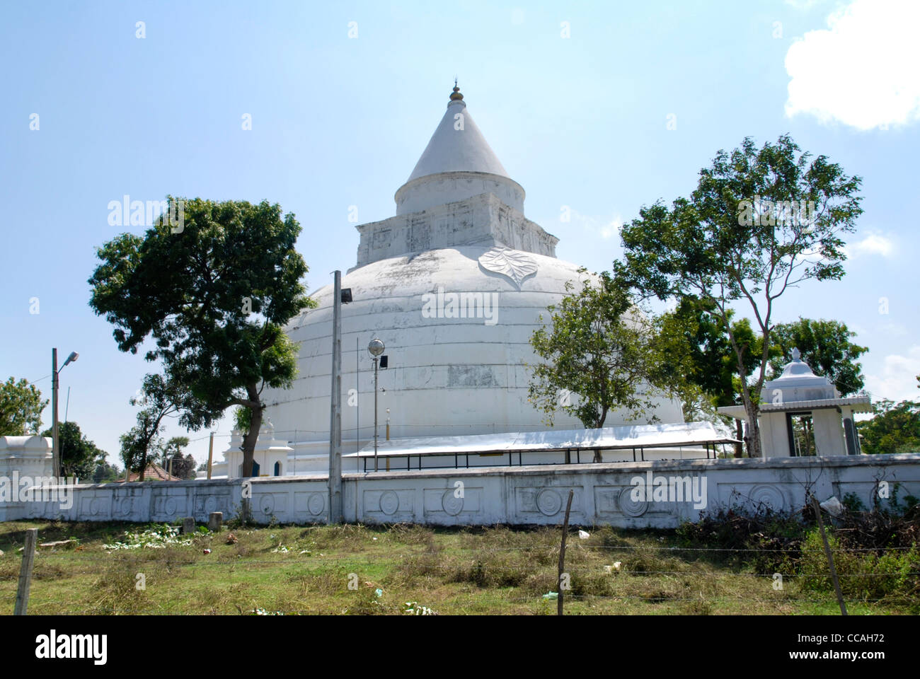 Große weiße Maha Dagoba in der Nähe von Tissamaharama Stadt auf Sri Lanka wurde 205 161 BC errichtet. Stockfoto
