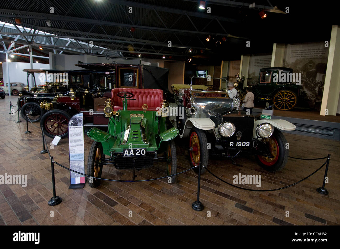 250 Oldtimer sind im Beaulieu National Motor Museum im New Forest of Hampshire in Großbritannien ausgestellt. Stockfoto