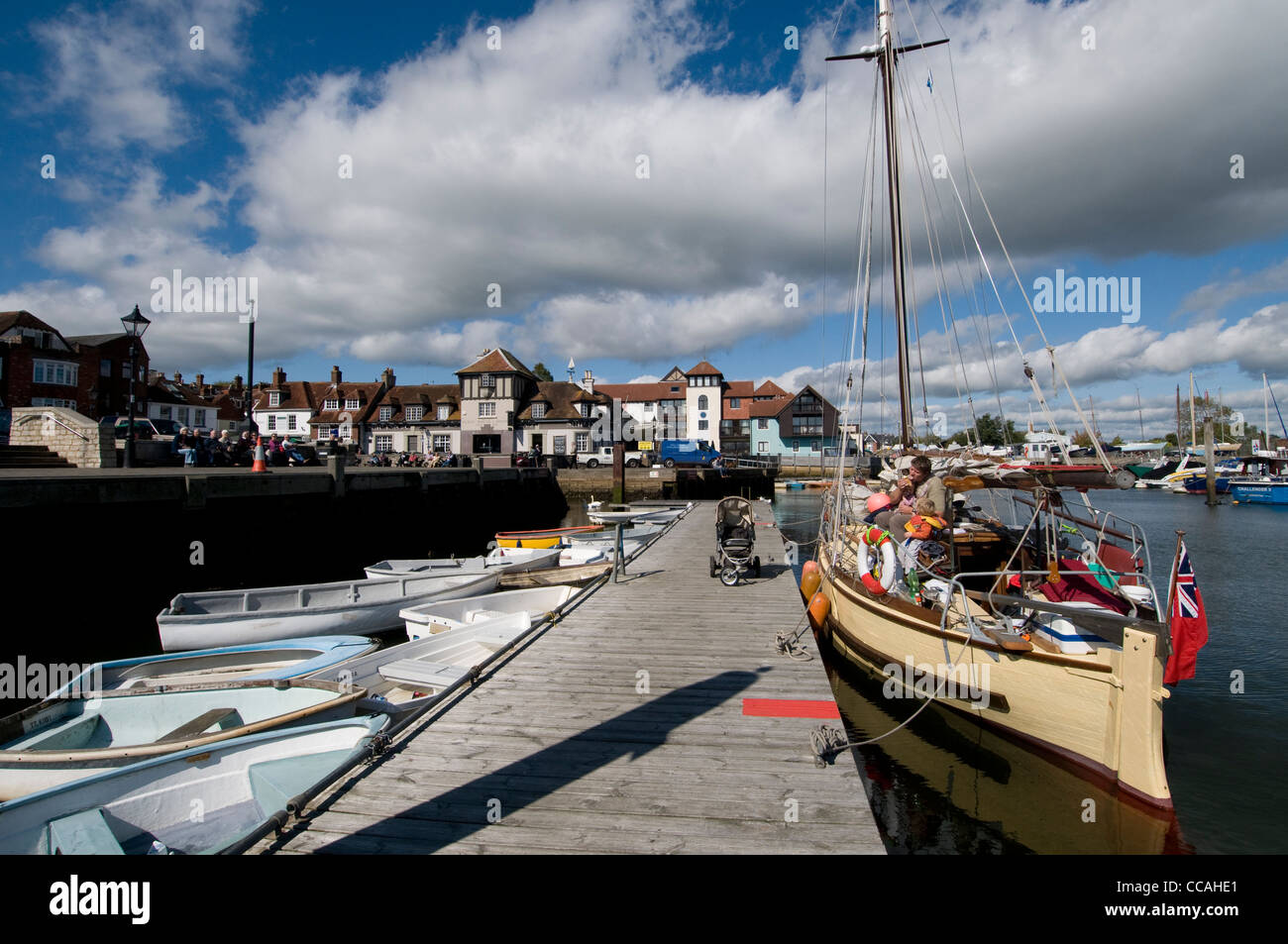 Ein vor Anker Boot am Kai in Lymington an der Grenze der New Forest National Park, England. Stockfoto