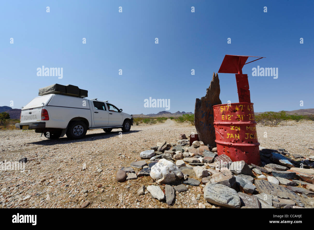 Toyota Hilux vorbei Rooidrom (rote Trommel), eine Markierung an der Kreuzung von mehreren Spuren im Nordwesten Namibias. Stockfoto