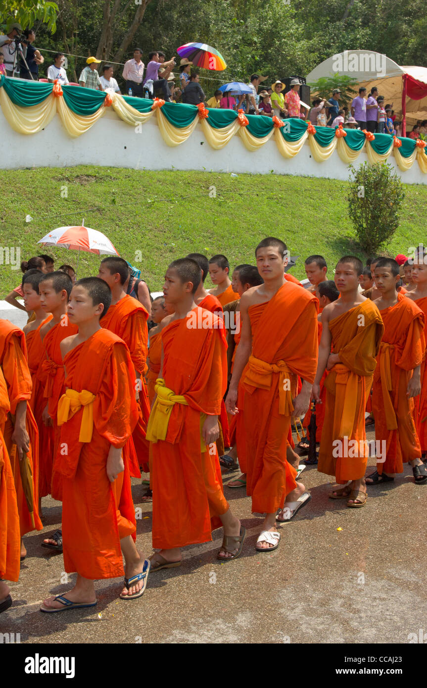 Buddhistische Mönche in einer Prozession auf Mue Nau, der mittlere Tag der Lao Neujahr (Pi Mai Lao), Luang Prabang, Laos Stockfoto