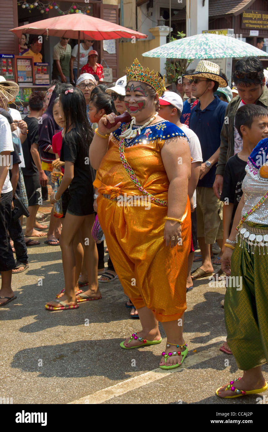 Große Lao Frau gekleidet als Royalty in einer Prozession auf Mue Nau, der mittlere Tag der Lao Neujahr (Pi Mai Lao), Luang Prabang, Laos Stockfoto