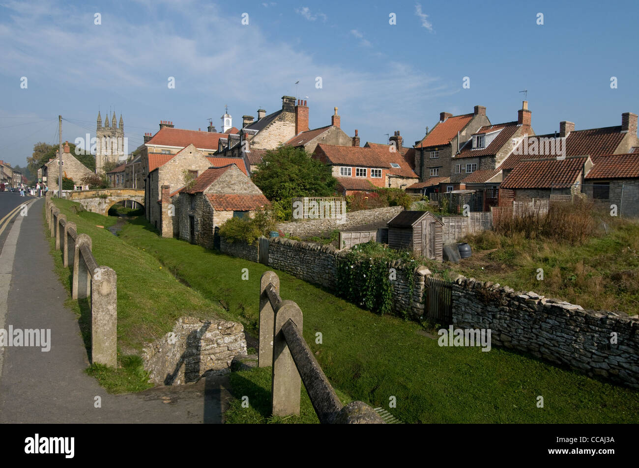 Helmsley Yorkshire Großbritannien Tourismus Reisen England UK englische Sommer Sommer quadratische Borough Beck Brücke Wasserstrom Stockfoto