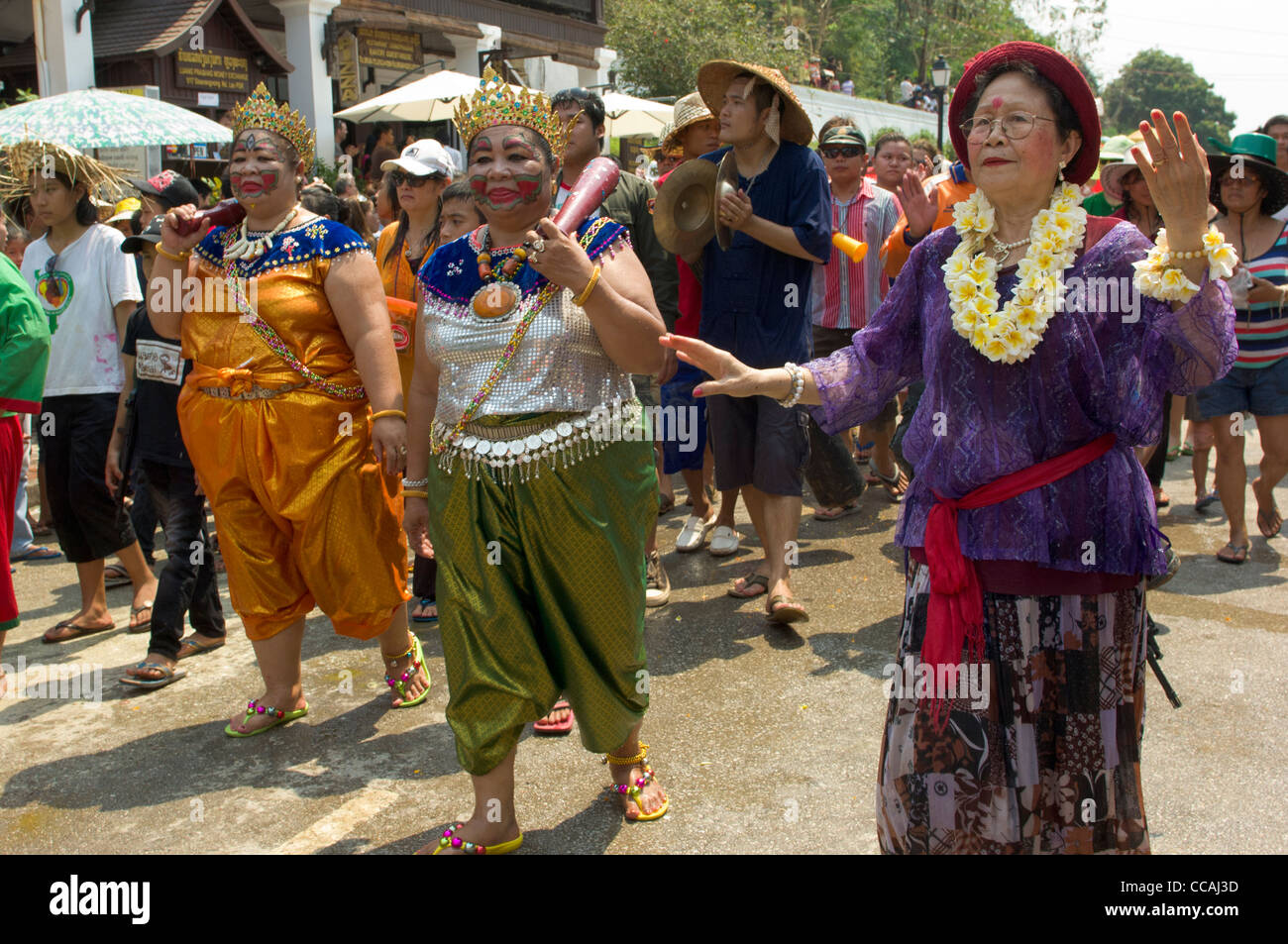 Großen Lao Frauen gekleidet als Royalty in einer Prozession auf Mue Nau, der mittlere Tag der Lao Neujahr (Pi Mai Lao), Luang Prabang, Laos Stockfoto
