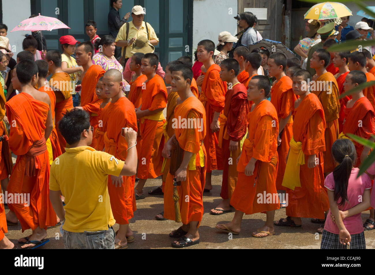 Buddhistische Mönche in einer Prozession auf Mue Nau, der mittlere Tag der Lao Neujahr (Pi Mai Lao), Luang Prabang, Laos Stockfoto