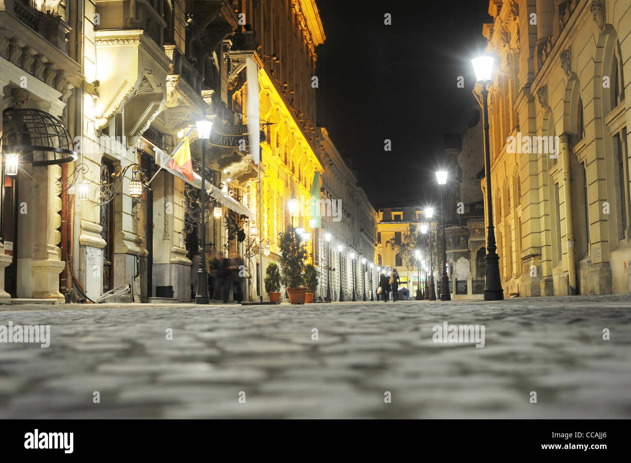 Altstadt von Bukarest in der Nacht. Bereich ist historisch, denn dies ist, wo der 1300er Bukarest gegründet wurde. Stockfoto