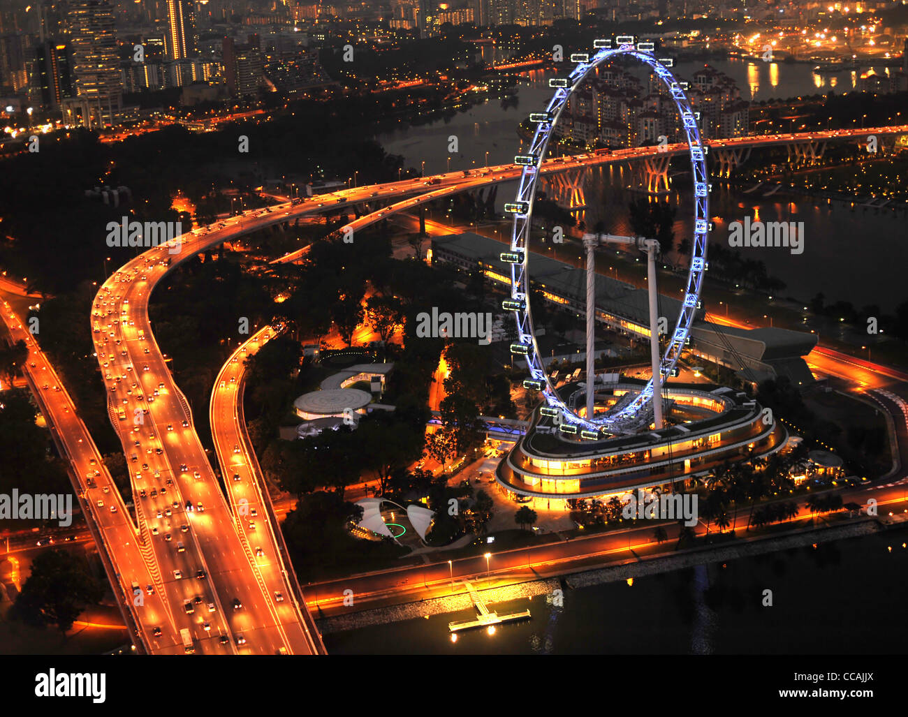 Luftbild auf Singapore Flyer vom Marina Bay Sands Resort in der Nacht Stockfoto