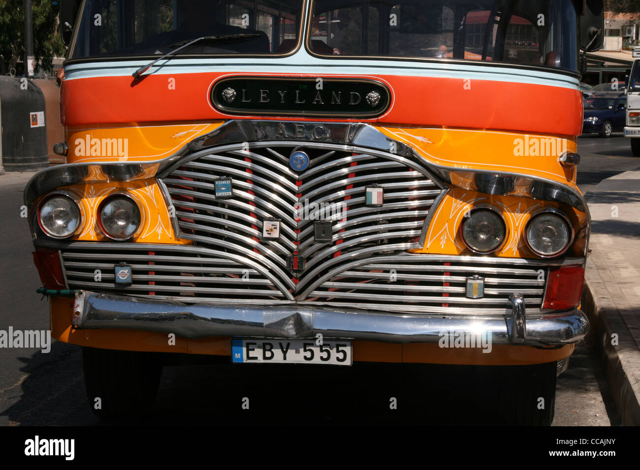 Klassische alte altmodisch Malta Bus in Hausfarbe gelb und Orange mit weißen Dach und Chrom-Kühlergrill. Stockfoto