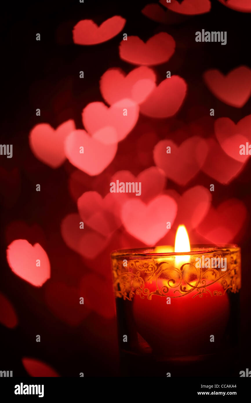Brennende Kerzen der Herzform zum Valentinstag Stockfoto