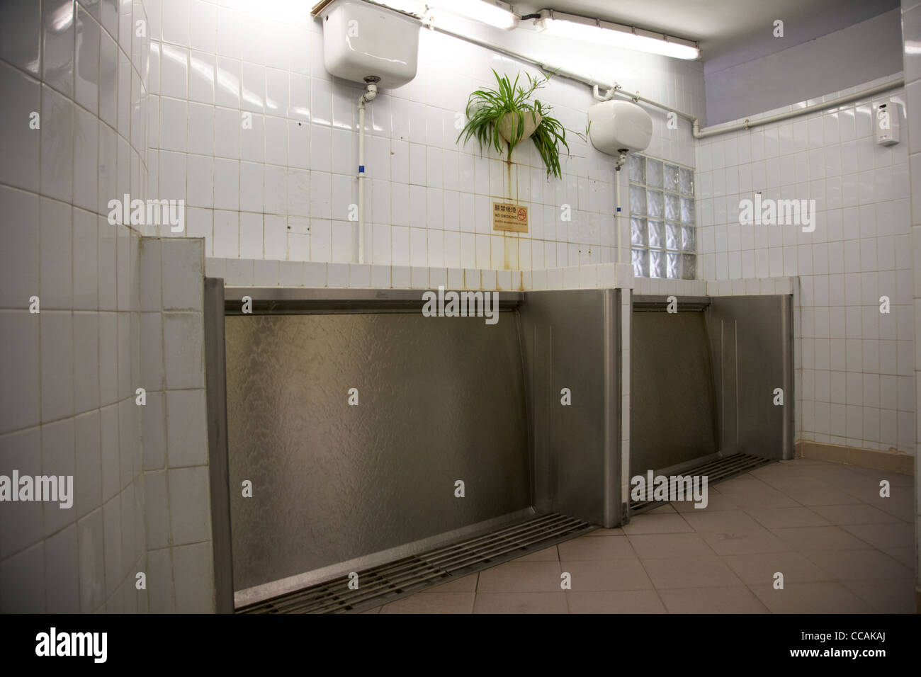 Sanistall öffentlichen Wasserfall Urinale in einer öffentlichen Toilette Hongkong Sonderverwaltungsregion Hongkong China Asien Stockfoto