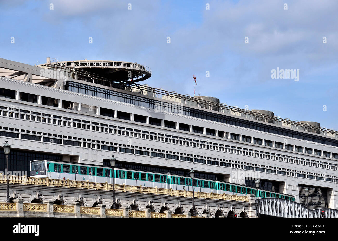 U auf Bercy Brücke vor dem Finanzministerium Bercy Paris Frankreich Stockfoto