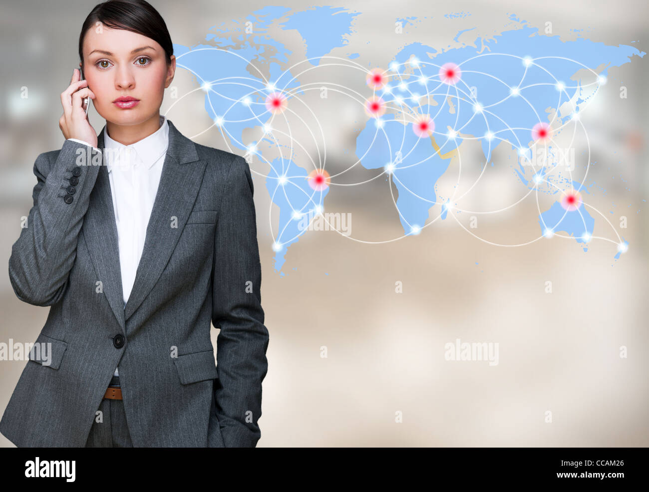 Porträt des schönen Business-Frau am Telefon in ihrem Büro in der Nähe von transparenten virtuelle Weltkarte Stockfoto
